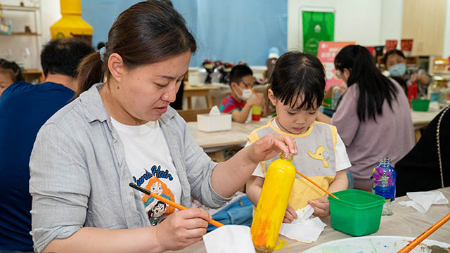 （與爸爸媽媽一起做手工、包粽子）